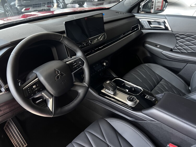 Mitsubishi Outlander ULTIMATE 2.5 CVT 4WD