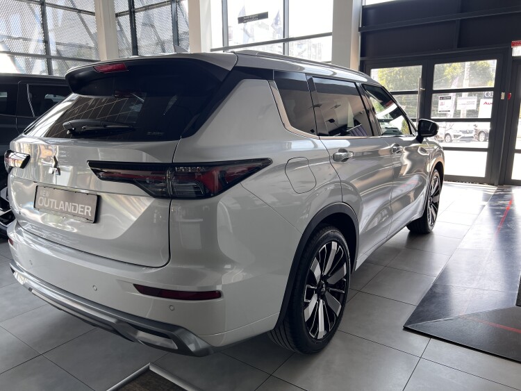 Mitsubishi Outlander ULTIMATE 2.5 CVT 4WD
