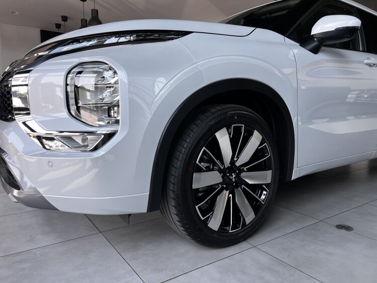 Mitsubishi Outlander ULTIMATE 2.5 CVT 4WD